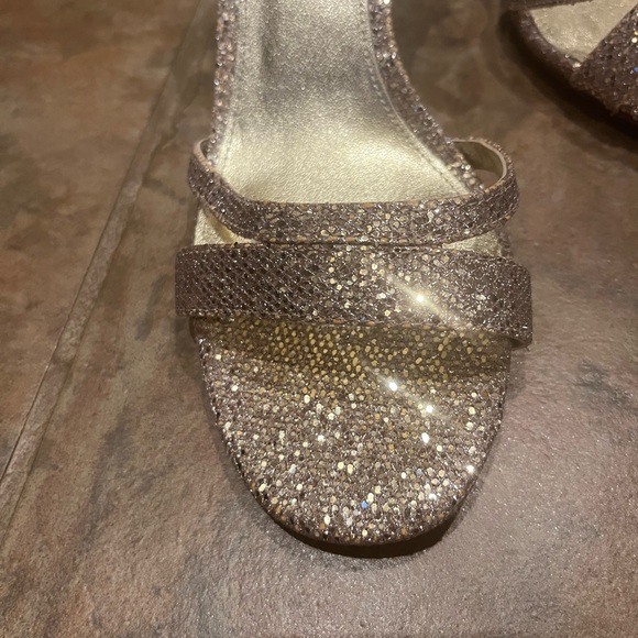 NWOT Michael Kors gold size 6.5 ankle strap open toe heels with 2.5” heels - Picture 3 of 9